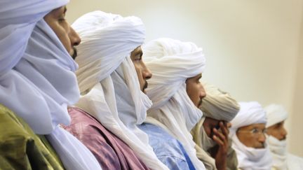 La d&eacute;l&eacute;gation des islamistes d'Ansar Dine lors de leur rencontre avec des rebelles touareg, &agrave; Ouagadougou, au Burkina Faso, le 16 novembre 2012. (AHMED OUOBA / AFP)