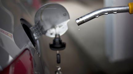 La baisse des taxes sur le carburant ne devrait faire &eacute;conomiser aux automobilistes&nbsp;que 3 &agrave; 4 centimes d'euro par litre, selon "Le Parisien/Aujourd'hui en France". (JEFF PACHOUD / AFP)