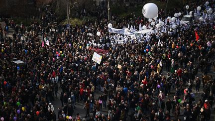 Une manifestation dans le cadre de la quatrième journée de mobilisation contre la réforme des retraites, le 11 février 2023 à Paris. (CHRISTOPHE ARCHAMBAULT / AFP)