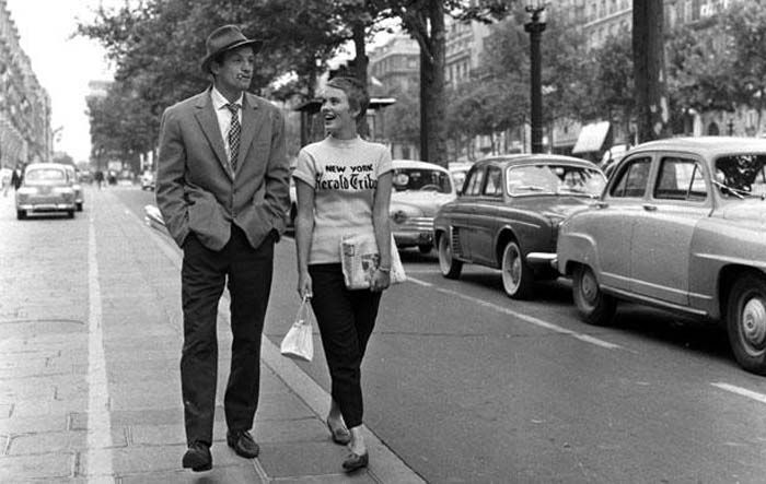 Jean-Paul belmondo et Jean Seberg remontent les Champs-Elysées dans &quot;A bout de souffle&quot; de Jean-Luc Godard
 (Carlotta Films)