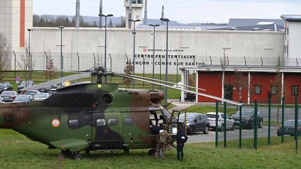 Un hélicoptère est posé devant le centre pénitentiaire de Condé-sur-Sarthe (Orne), le 5 mars 2019. (MAXPPP)