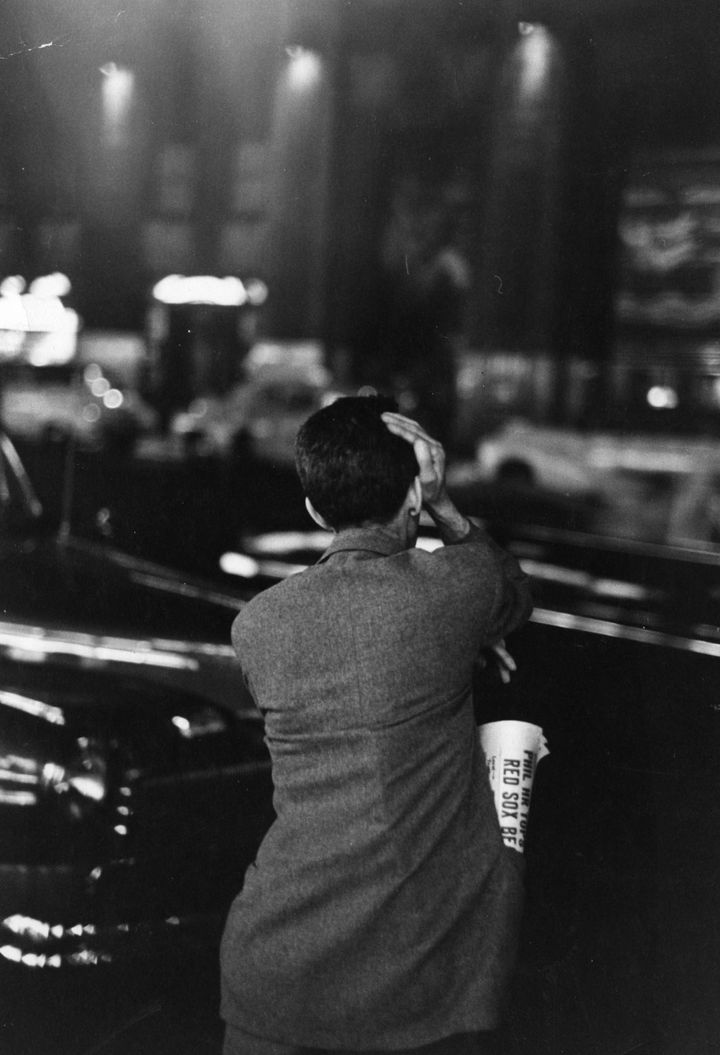 Louis Faurer, "Chômeur observant le Rockefeller Center, New York", 1947
 (Louis Faurer Estate)