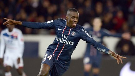 Blaise Matuidi (PSG) devance Lossemy Karaboué (Nancy). (FRANCK FIFE / AFP)