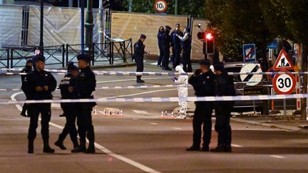 La police boucle la zone après qu'un tireur a tué deux ressortissants suédois à Bruxelles, en Belgique, le 16 octobre 2023. (DURSUN AYDEMIR / ANADOLU / AFP)