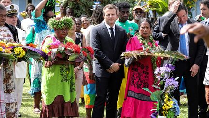 Le président français Emmanuel Macron en déplacement sur l'île d'Ouvéa (Nouvelle-Calédonie), le 5 mai 2018, lors d'une cérémonie en mémoire des 19 indépendantistes kanaks tués lors d'une prise d'otages vingt ans plus tôt. (LUDOVIC MARIN / AFP)