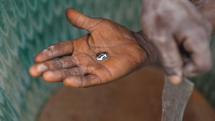 Des hommes utilisent du mercure pour&nbsp;séparer les minéraux lourds du sable qu'ils récupèrent dans une mine d'or à Tomboronkoto, au Sénégal, le 11 février 2017. (PABLO PARRA / ANADOLU AGENCY)