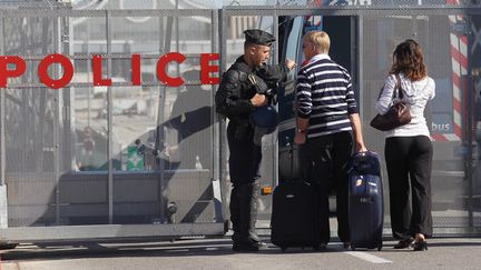 Les touristes bientôt de retour en France ? (photo d'illustration à l'aéroport de Nice) (VALERY HACHE / AFP)