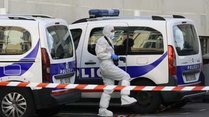 Un membre de la police scientifique travaille devant le commissariat de Cannes (Alpes-Maritimes), lundi 8 novembre 2021, après l'agression d'agents avec un couteau.&nbsp; (NICOLAS TUCAT / AFP)