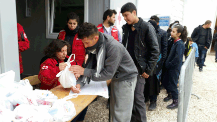 &nbsp; (Distribution de nuorriture dans le camp de Presevo en Serbie © RF / Benjamin Illy)