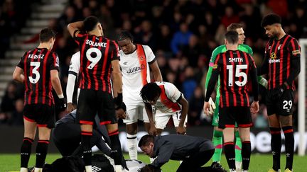 Les joueurs de Bournemouth et de Luton autour de Tom Lockyer, victime d'un malaise le 16 décembre 2023. (MAXPPP)