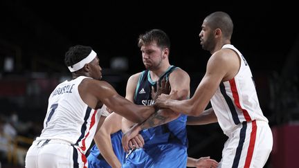 Guerschon Yabusele et Nicolas Batum entourent&nbsp;Luka Doncic en demi-finale des JO, le 5 août 2021. (THOMAS COEX / AFP)