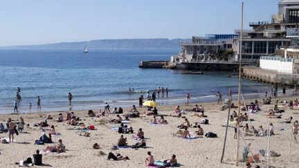 La plage des Catalans, à Marseille (en haut à droite, le site de la friche Giraudon). (BERTRAND LANGLOIS / AFP)