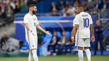 Les Français Karim Benzema et Kylian Mbappé lors de la rencontre de Ligue des nations face à la Croatie, le 13 juin 2022. (JOSE BRETON / NURPHOTO / AFP)