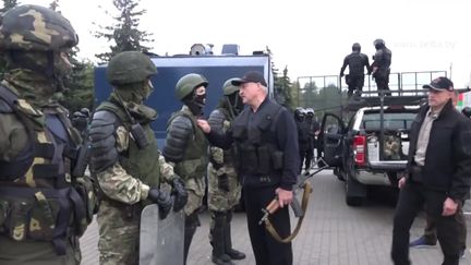 Une vidéo de la présidence biélorusse montrant Alexandre Loukachenko portant un gilet pare-balles, une kalachnikov à la main, à Minsk, le 23 août 2020. (AFP PHOTO / BELTA)