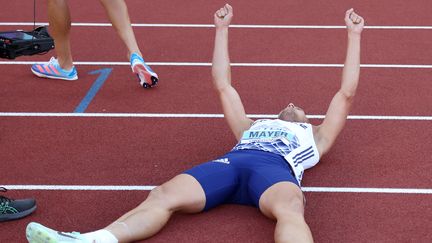 Kevin Mayer après son deuxième titre de champion du monde de décathlon, le 24 juillet à Eugene. (PATRICK SMITH / GETTY IMAGES via AFP)