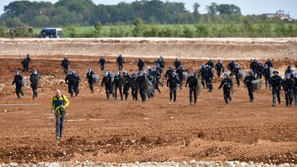 Des gendarmes mobiles sur le site de la "méga-bassine" de Sainte-Soline (Deux-Sèvres), le 29 octobre 2022. (PASCAL LACHENAUD / AFP)