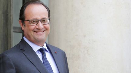 Fran&ccedil;ois Hollande sur le perron de l'Elys&eacute;e, mardi 18 ao&ucirc;t 2015.&nbsp; (REGIS DUVIGNAU / REUTERS)