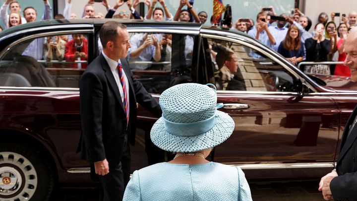 "The Queen Visiting the Draper’s Livery Hall of the Drapers' Livery Company on their 650th Anniversary, 2014", Martin Parr. (MARTIN PARR / MAGNUM PHOTOS / CLEMENTINE DE LA FERONNIERE GALLERY)