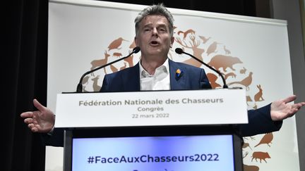 Fabien Roussel, candidat du Parti communiste français, prend la parole&nbsp;au grand oral des chasseurs à Paris, le 22 mars 2022. (STEPHANE DE SAKUTIN / POOL / AFP)