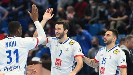 L'équipe de France de handball s'est qualifiée pour le tour principal de l'Euro de handball 2022. (ATTILA KISBENEDEK / AFP)