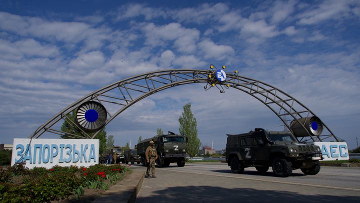 Des véhicules militaires russes entrent sur le site de la centrale nucléaire située à Enerhodar, dans l'oblast de Zaporijjia (Ukraine), le 1er mai 2022. (ANDREY BORODULIN / AFP)