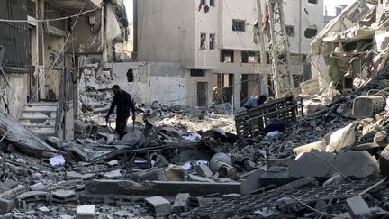 Une vue de l'immeuble de cinq étages détruit par une frappe israélienne dans le nord de Gaza, à Beit Lahia, le 29 octobre 2024. (KHALIL RAMZI ALKAHLUT / ANADOLU / AFP)