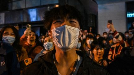 Des Chinois dans la rue à Shanghai le 27 novembre 2022 pour protester contre la politique zéro Covid. (HECTOR RETAMAL / AFP)