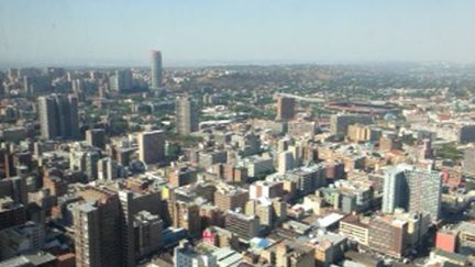 Le centre ville de Joburg est habité par la population noire. Un lieu dangereux la nuit, repaire de nombreux squats. La population blanche vit à l'écart du centre dans des banlieues protégées. En 2013, on a dénombré 17.000 meurtres à Johannesburg, soit une moyenne de 43 par jour. Rapporté au nombre d'habitants, cela fait un taux de meurtres quatre fois et demi plus élevé que la moyenne mondiale.

	 


	  (Stéphane Dubun)