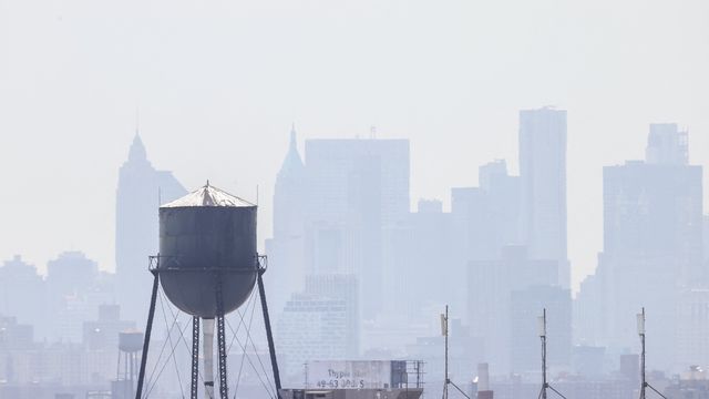 The progression of the fires in eastern Canada causes clouds of smoke, on May 31, 2023, in the northeastern United States and in New York, where a polluted air alert was issued.  (SELCUK ACAR / ANADOLU AGENCY / AFP)