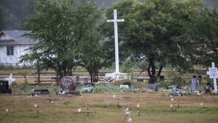 Des croix marquent les&nbsp;751 tombes&nbsp;d'enfants autochtones découvertes sur le site de l'ancien pensionnat de Marieval, dans la province du Saskatchewan (Canada), le 20 août 2021. (KAYLE NEIS / AFP)