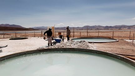 &nbsp; (Exploitation de lithium. La Bolivie détient les premières réserves mondiales, en particulier dans la région du Salar d'Uyuni. © Enrique Marcarian/Reuters)