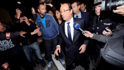 Le pr&eacute;sident de la R&eacute;publique a rendu, lundi 1er octobre, une visite surprise aux familles des deux victimes de la rixe de vendredi &agrave; Echirolles (Is&egrave;re). (JEAN-PIERRE CLATOT / AFP)