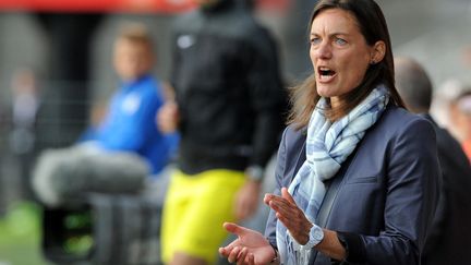 L'entra&icirc;neure de Clermont-Ferrand, Corinne Diacre, pour son premier match en Ligue 2, le 4 ao&ucirc;t 2014. (FRED TANNEAU / AFP)