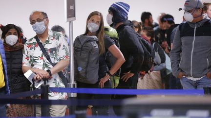 Des voyageurs à l'aéroport de Lima, le 16 mars 2020. (LUKA GONZALES / AFP)