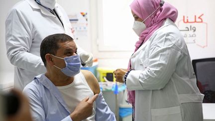 Le Premier ministre de la Libye,&nbsp;Abdelhamid Dbeibah, reçoit sa première injection du vaccin contre le Covid-19, le 10 avril 2021. (MAHMUD TURKIA / AFP)