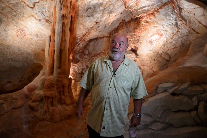 Le plongeur professionnel français Henri Cosquer, découvreur de la grotte sous-marine Cosquer en 1985 dans les Calanques de Marseille, pose dans la réplique de la grotte Cosquer dans le cadre du projet "Cosquer Mediterranee", le 1er juin 2022 à Marseille, dans le sud de la France. (NICOLAS TUCAT / AFP)