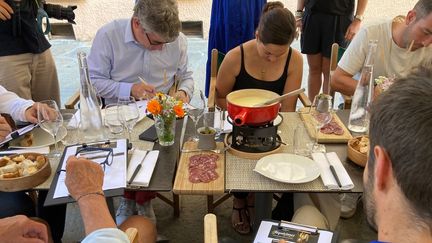 Le jury du concours de la "Meilleure fondue" doit départager 11 établissements installés à Megève dans le cadre du Festival Toquicimes. (INGRID POHU / RADIOFRANCE)