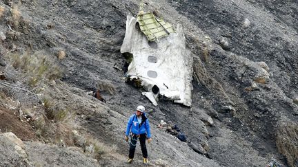 &nbsp; (Débris de l'Airbus 320 de la Germanwings au dessus de La Seyne-les-Alpes © Maxppp)