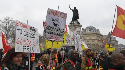 Maifestation des cheminots contre la réforme de la SNCF voulue par le gouvernement, place de la Bastille à Paris, le 22 mars 2018.&nbsp; (ALAIN JOCARD / AFP)