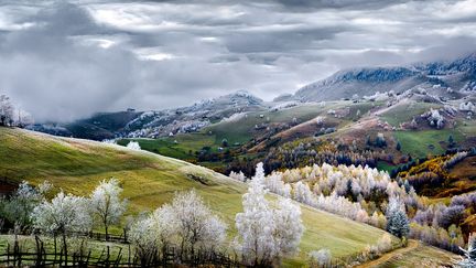 Dixi&egrave;me prix. Le village enneig&eacute; de Pestera en Roumanie.&nbsp;National Geographic Contest. (EDUARD GUTESCU)