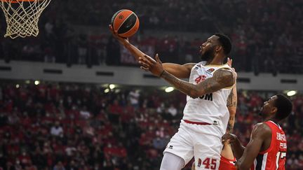 Le monégasque Donta Hall lors du match 1 en Grèce, le 20 avril 2022. (ANGELOS TZORTZINIS / AFP)