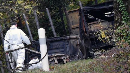 Des enqu&ecirc;teurs inspectent les lieux de l'accident, le 24 octobre 2015 &agrave; Puisseguin. (MEHDI FEDOUACH / AFP)