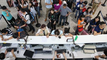 A l'a&eacute;roport de Shangai (Chine) le 11 juillet. Des centaines de vol ont &eacute;t&eacute; annul&eacute;s &agrave; cause du passage du&nbsp;typhon Chan-Hom, le 11 juillet 2015.&nbsp; (DING TING / XINHUA / AFP)