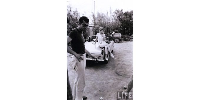 Roger Vadim et Annette Stroyberg avec leur Ferrari GT California
 (-)