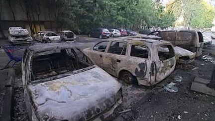 Voitures calcinées à Grenoble, au lendemain des violences du 16 juillet au soir (France 2)