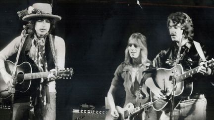 Bob Dylan et la "Rolling Thunder Revue" (ici Mick Ronson et Bob Neuwirth) le 2 décembre 1975 à Toronto.
 (Frank Lennon/Toronto Star via Getty Images)