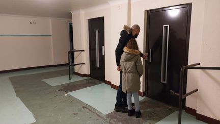 Freddy et sa fille vivent à Neuilly-sur-Marne en Seine-Saint-Denis. Faute d'ascenseur qui fonctionne, ils sont obligés d'emprunter les escaliers pour rejoindre leur appartement. (VICTORIA KOUSSA / FRANCEINFO)