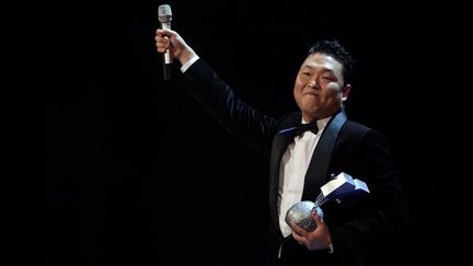 Le Sud-Coréen Psy reçoit le prix du meilleur clip aux MTV Europe Awards, à Francfort (11/11/2012)
 (AFP / Daniel Roland)