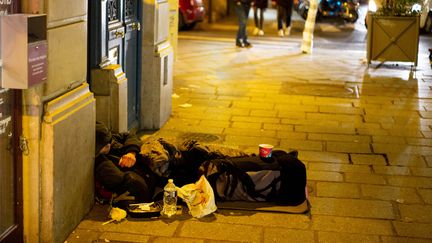 Un homme dort dans une rue du quartier du Marais, à Paris, le 14 décembre 2019.&nbsp; (EDOUARD RICHARD / HANS LUCAS / AFP)