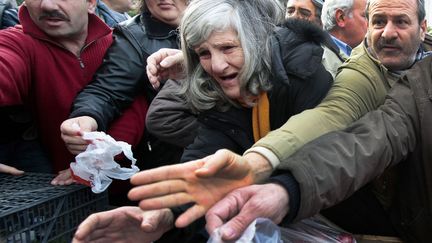 Des Grecs se bousculent lors d'une distribution gratuite d'oignons place Syntagma &agrave; Ath&egrave;nes (Gr&egrave;ce), le 25 janvier 2012. (YANNIS BEHRAKIS / REUTERS)